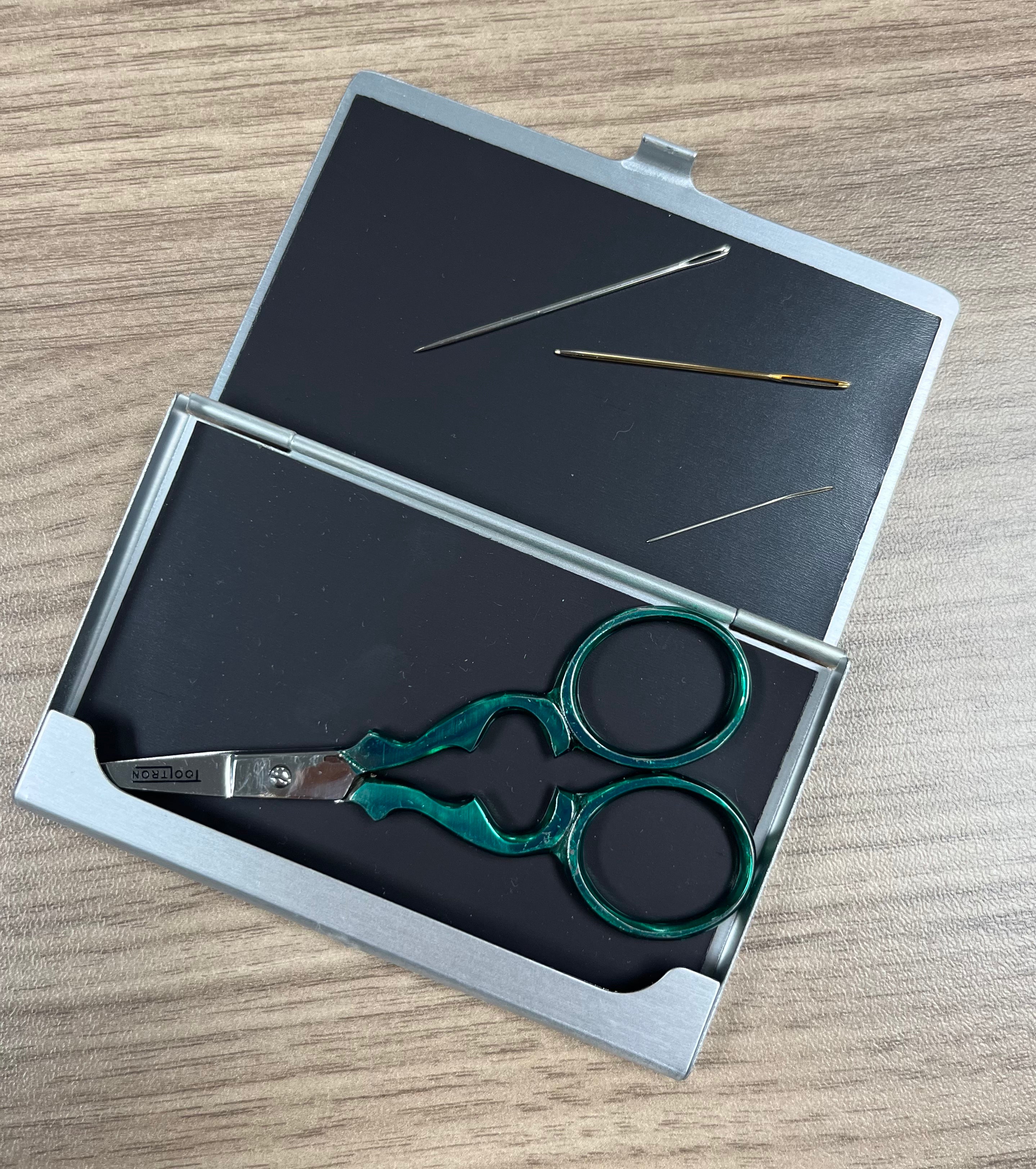 Scissor/Needle Magnetic Case