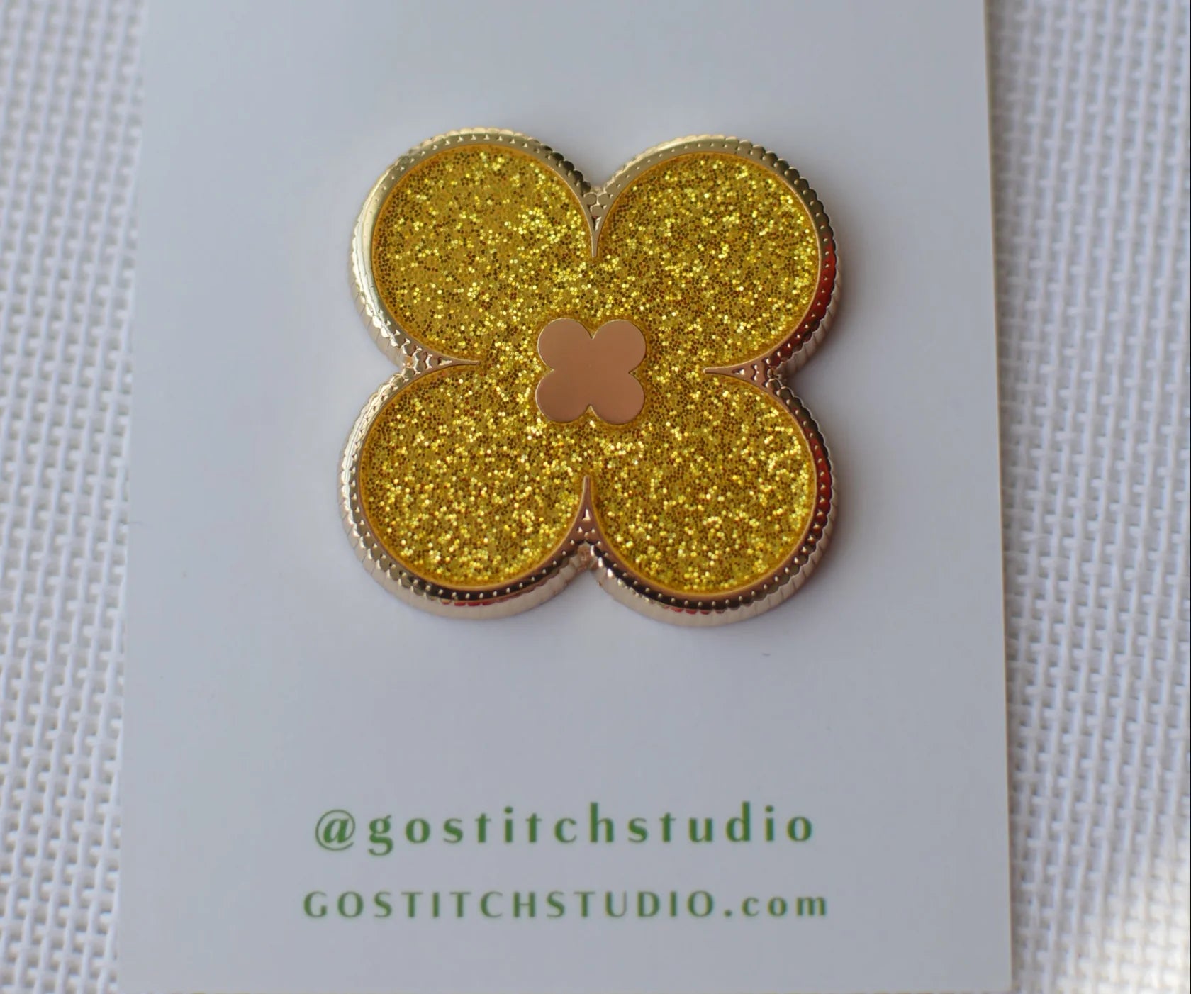Gold Glitter Clover Needle Minder
