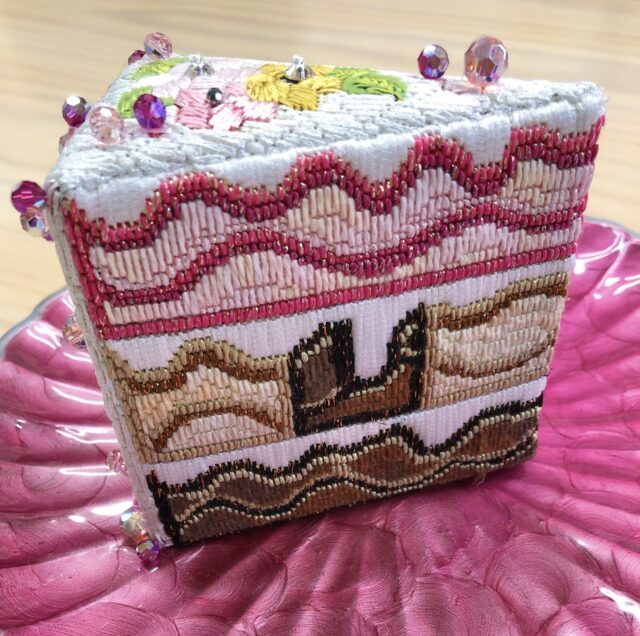 HO40 - 3D White Cake Dessert