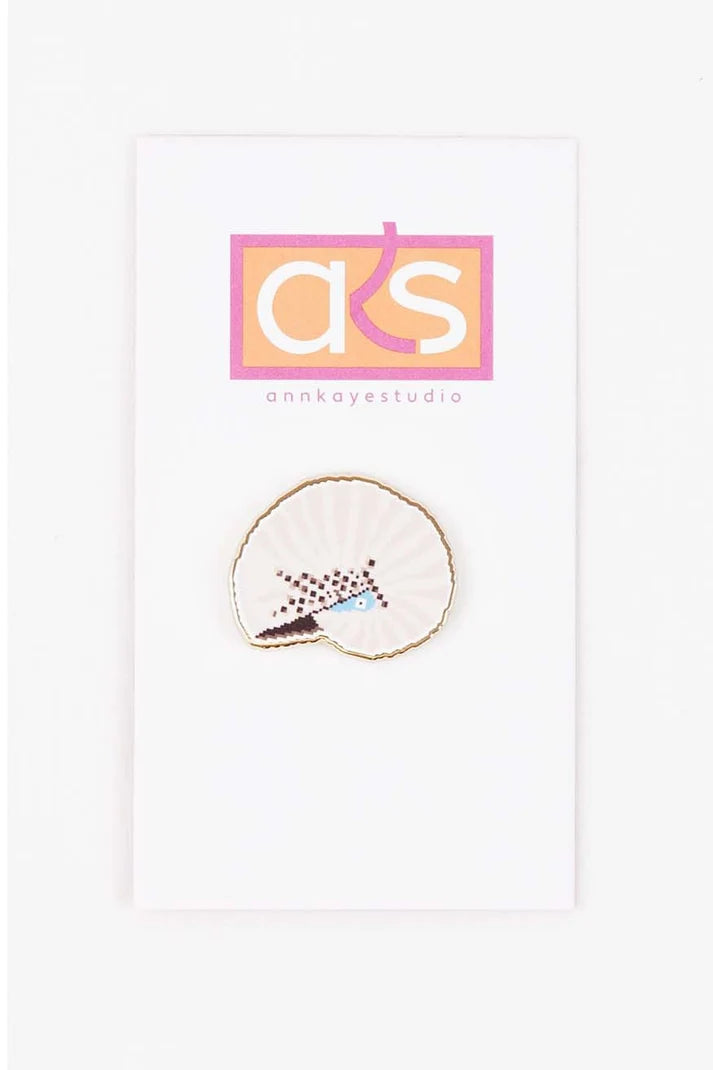 NM11 - Baby's Ear Shell Needle Minder