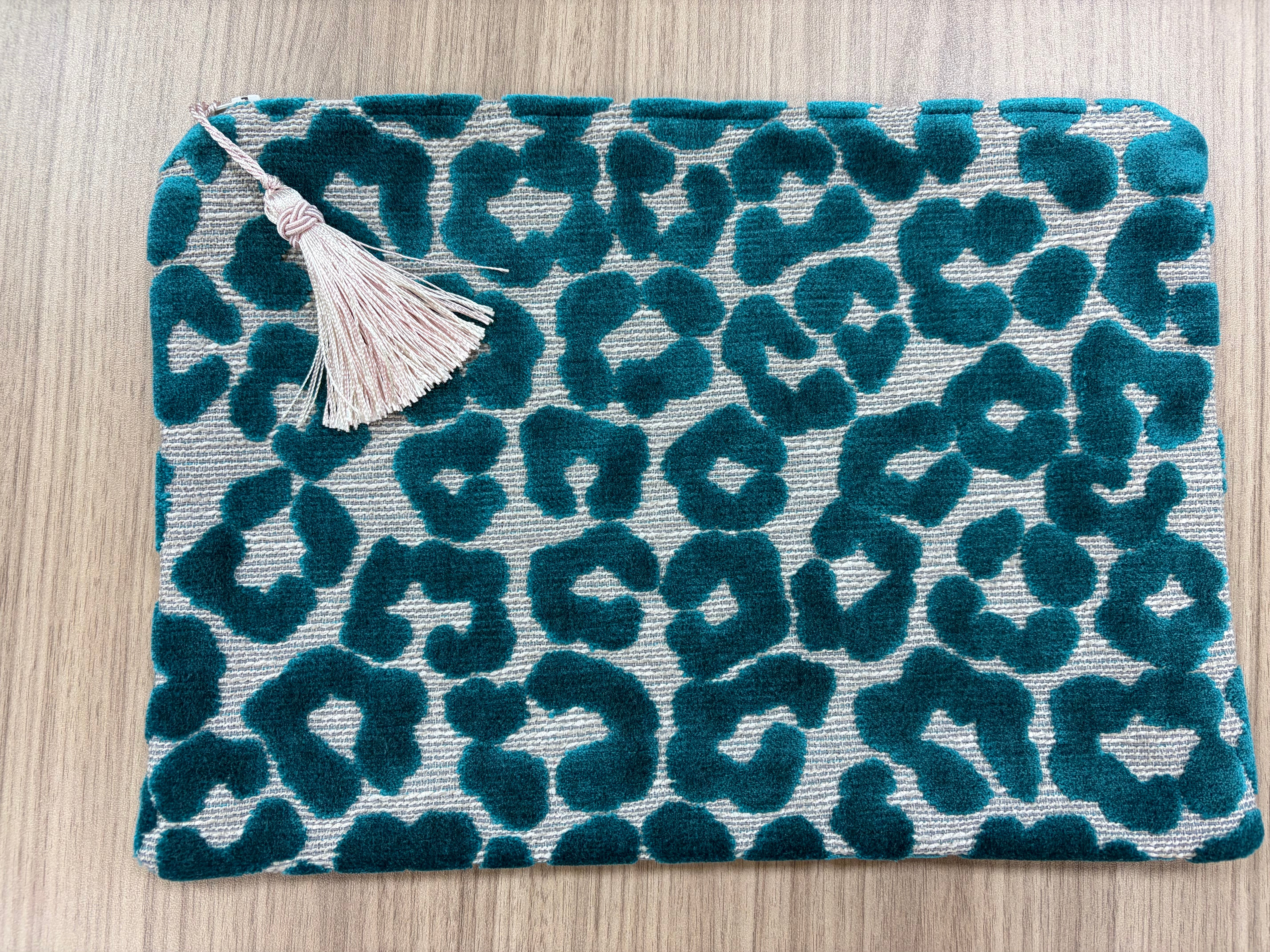 Anna Clutch Leopard Velvet - Colors of Praise