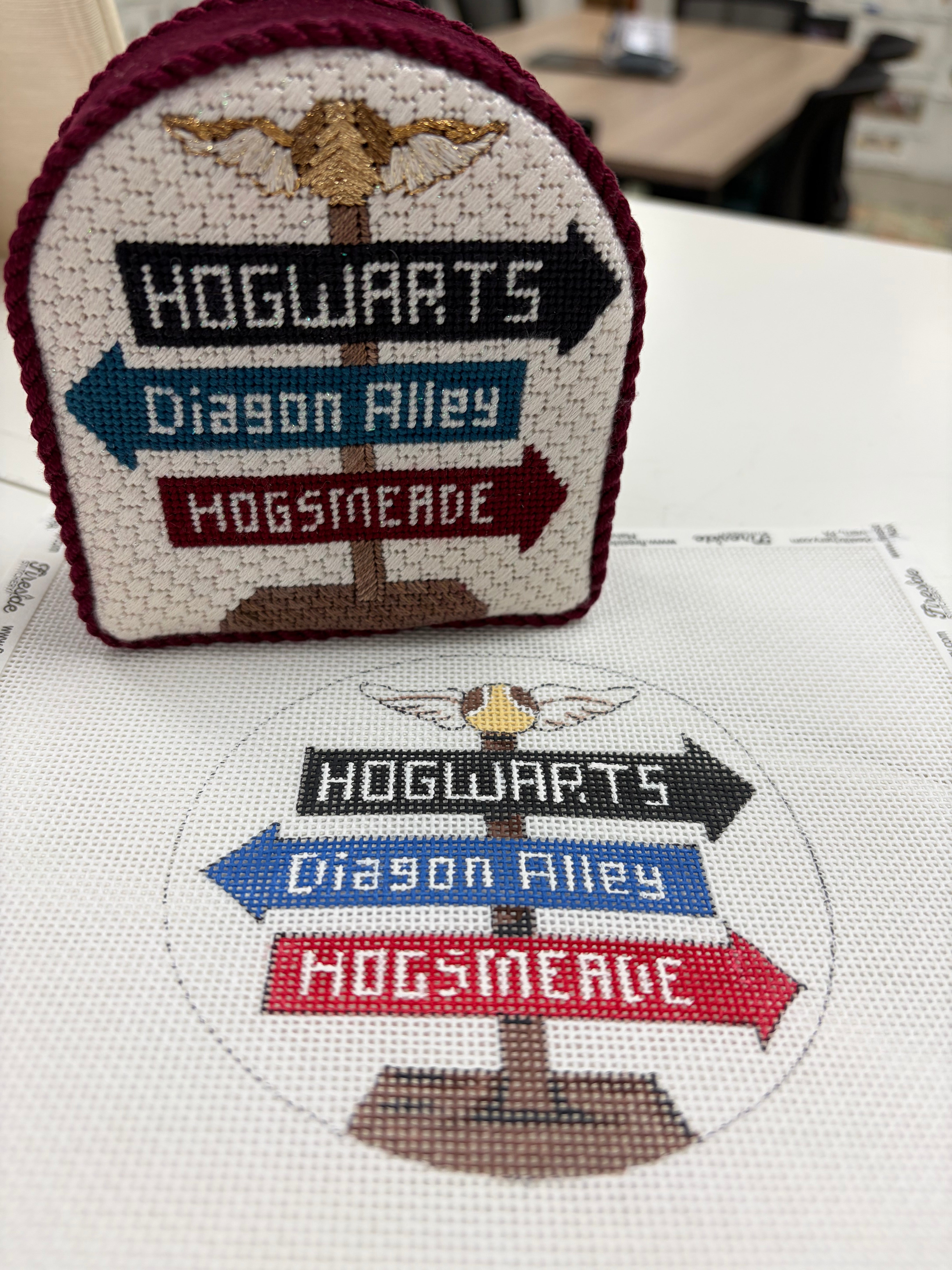 AP X575 - Harry Potter Town Sign