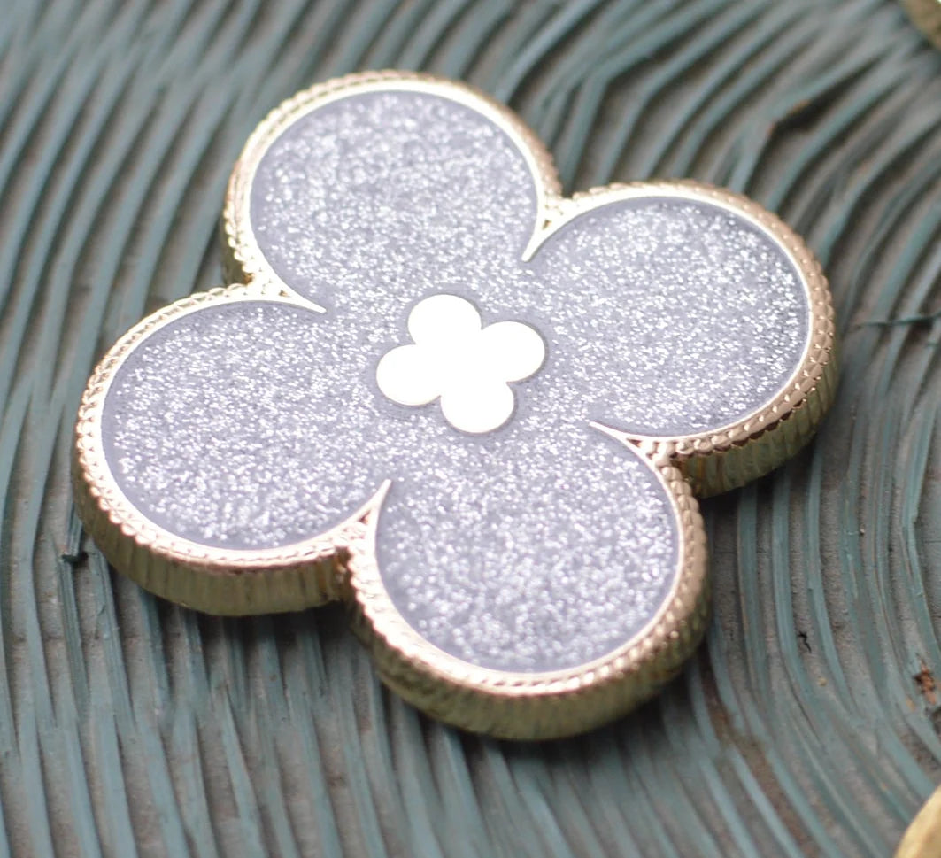 Silver Glitter Clover Needle Minder