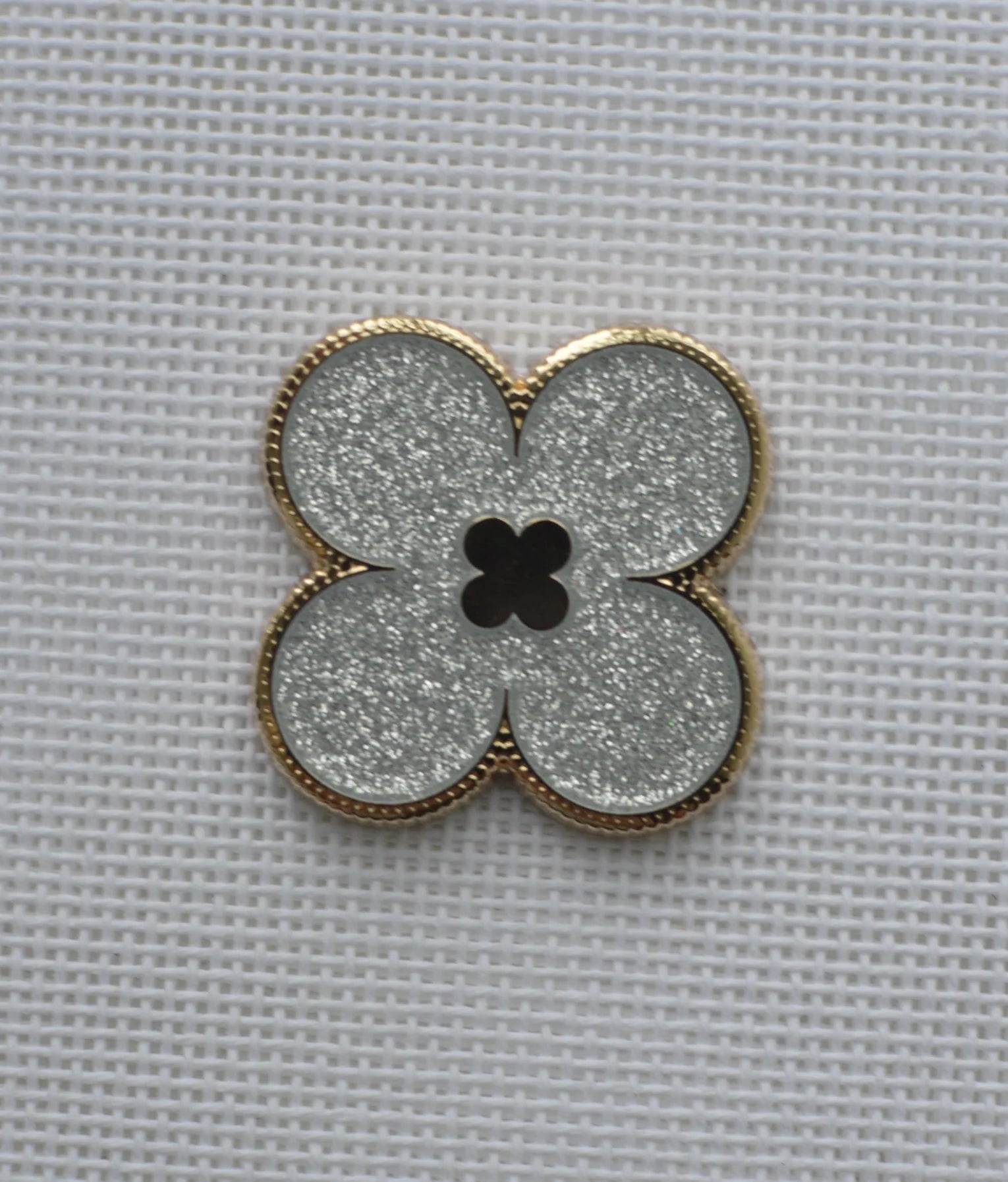 Silver Glitter Clover Needle Minder