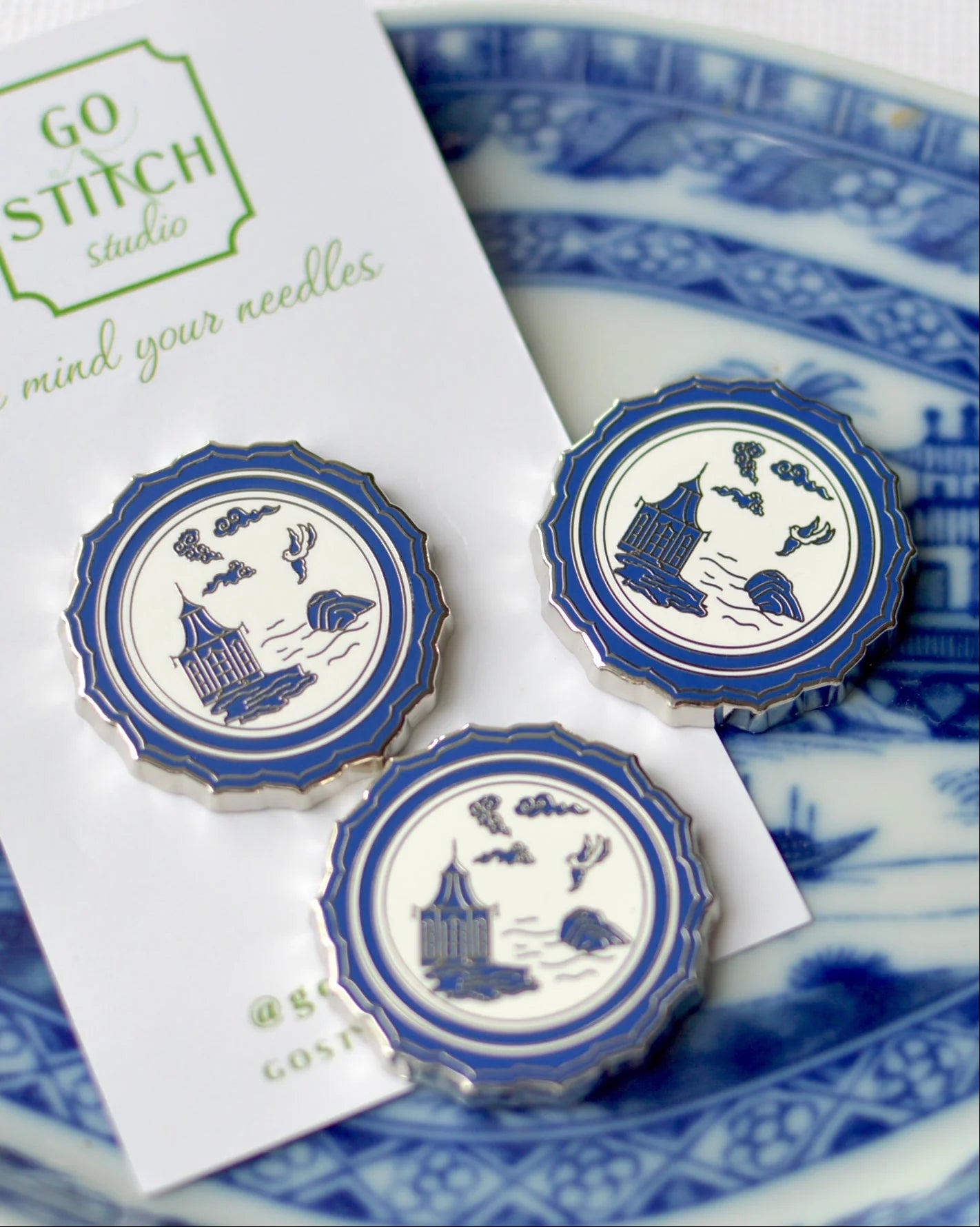 Blue Canton Plate Needle Minder
