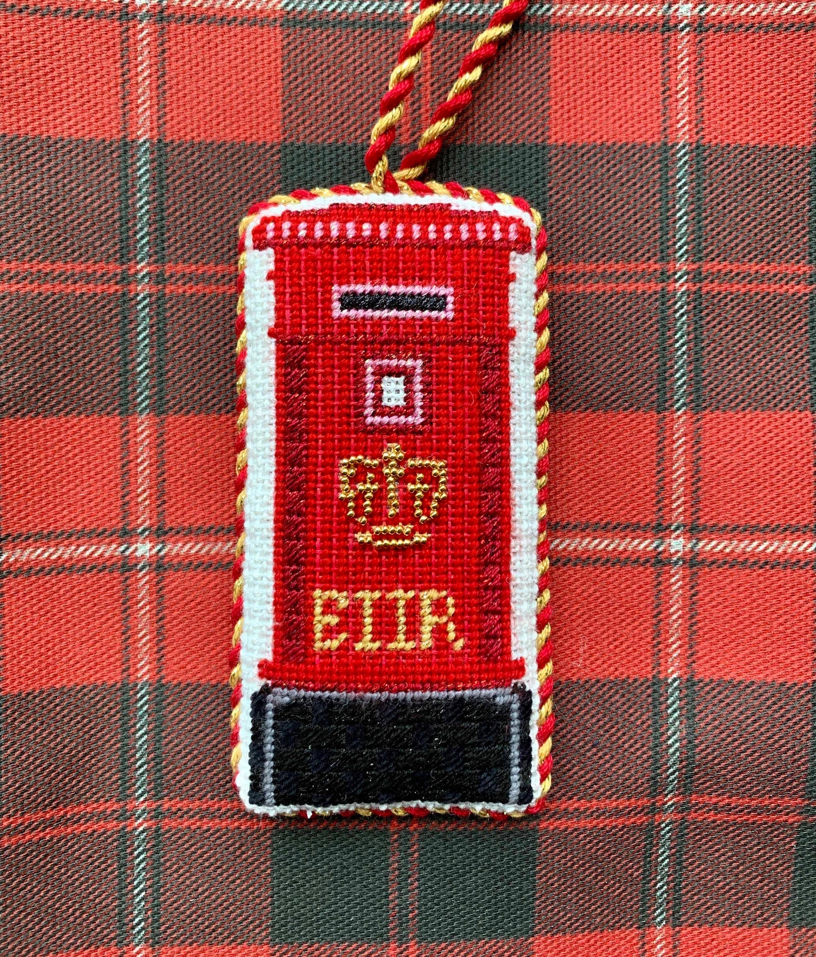 LON-16 - Elizabeth II Post Box