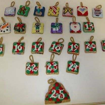 AB213 - 25 Advent Ornaments